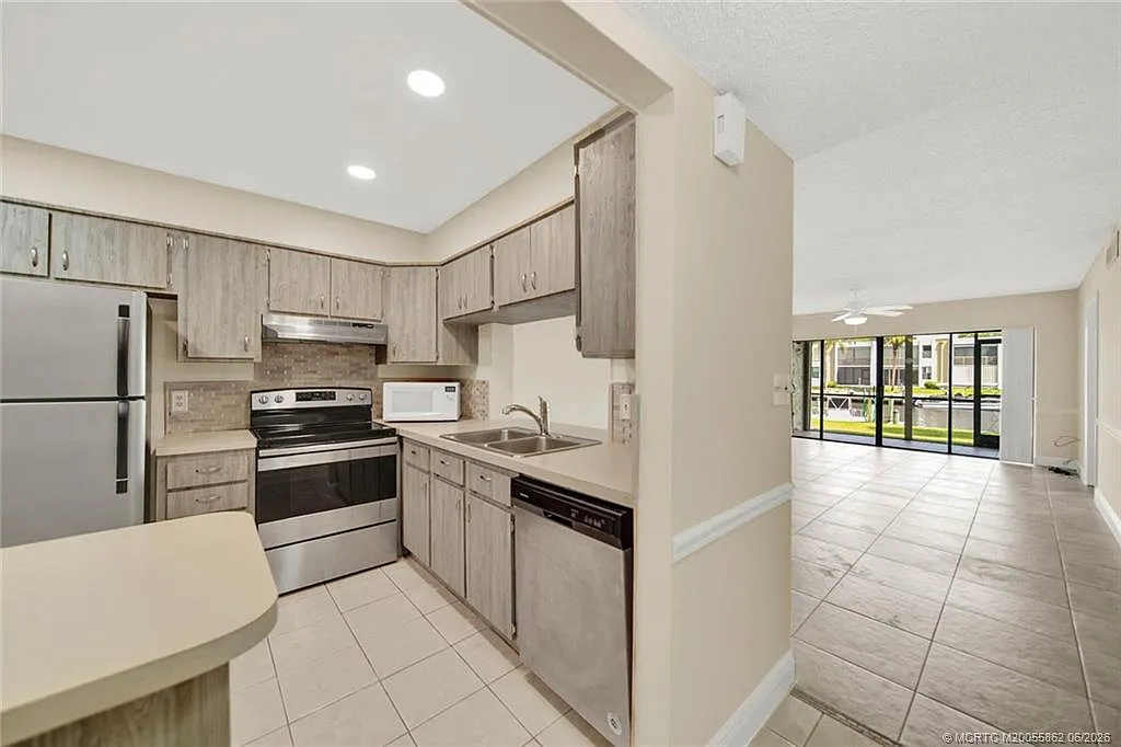 2 bed, 2.0 bath, 938 sqft, $2,000 — Photo 2