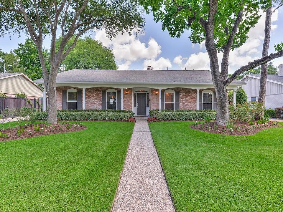 Home located in the highly desired North section of Walnut Bend.