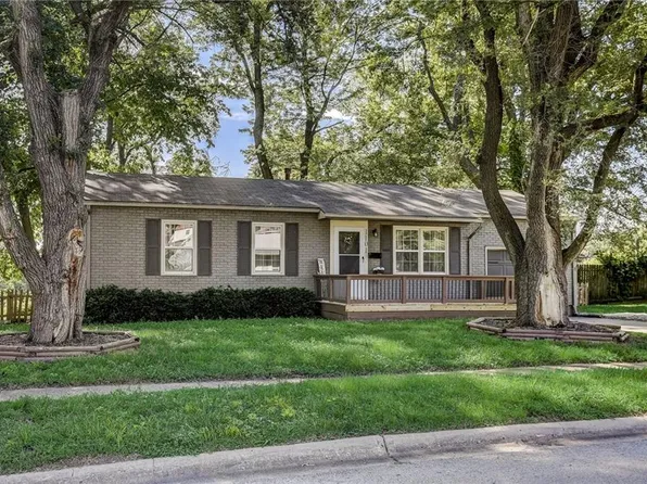 1101 N Swope Dr, Independence, MO 64056