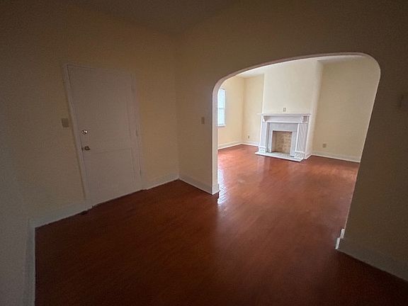 The entrance to the house has a welcoming hallway from the front facing the street to the back bedroom and kitchen.