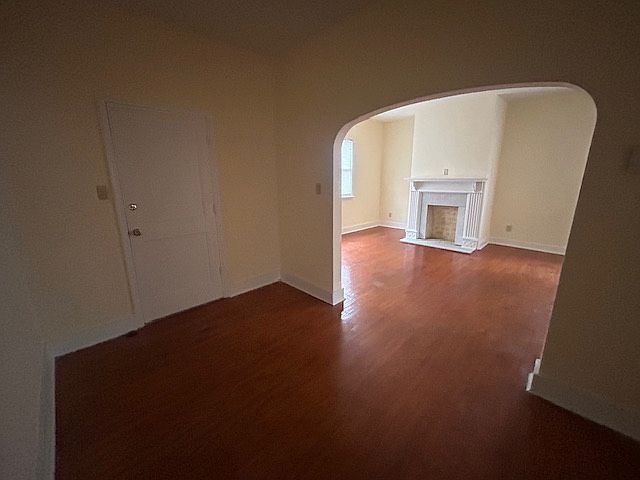 The entrance to the house has a welcoming hallway from the front facing the street to the back bedroom and kitchen.