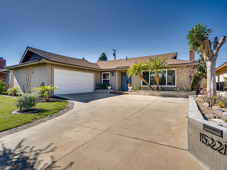 15221 Nottingham Ln — Photo 3