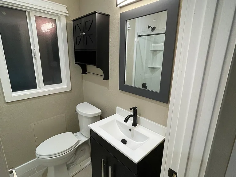 Claremont Towers Apartments — Photo 9