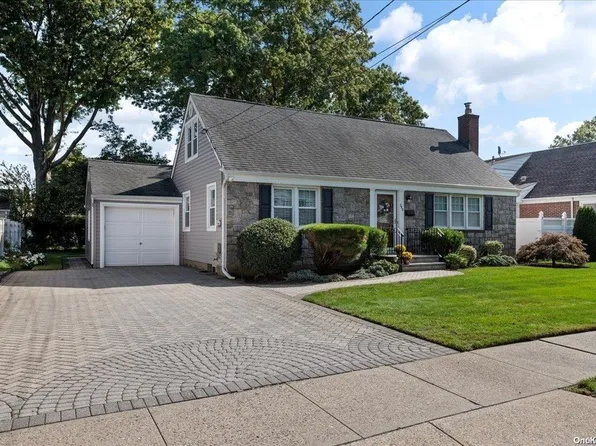 240 Caroline Avenue, Garden City South, NY 11530