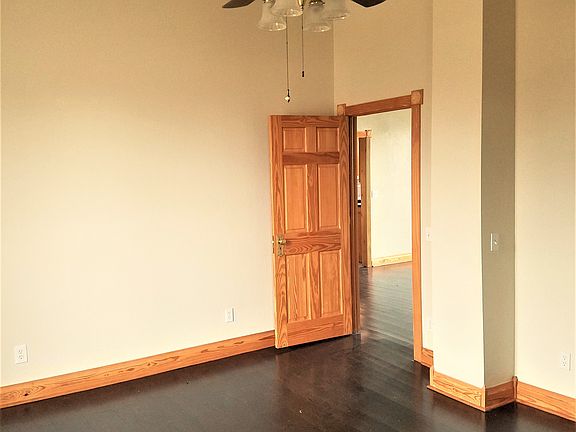 3rd image of 610 N Broadway Ave