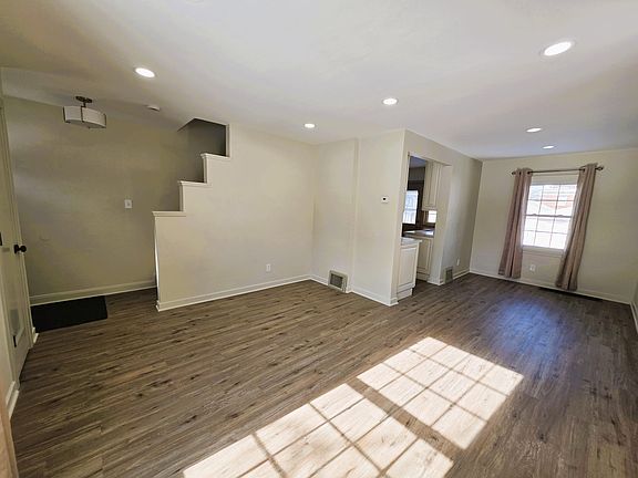 5th image of 301 Belden Pl