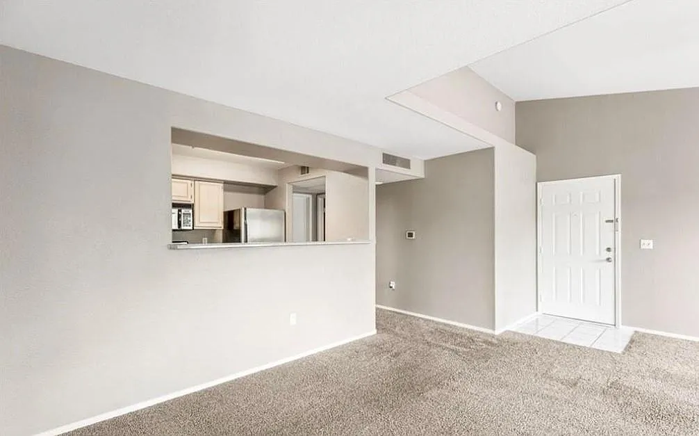 2 bed, 1049 sqft, $1,600 — Photo 3