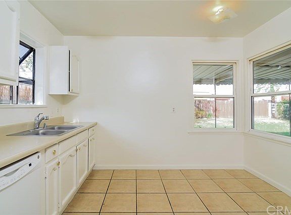 Kitchen and eating area w/view of side and back yard