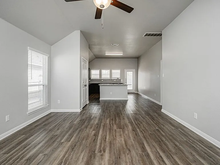 517 Fallbrook Dr — Photo 5