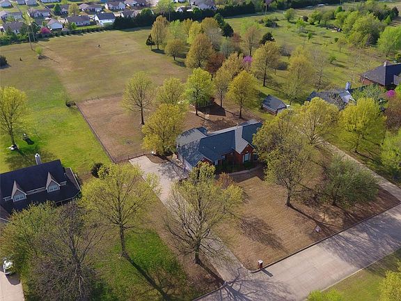 5th image of 1901 NE Oakridge Dr