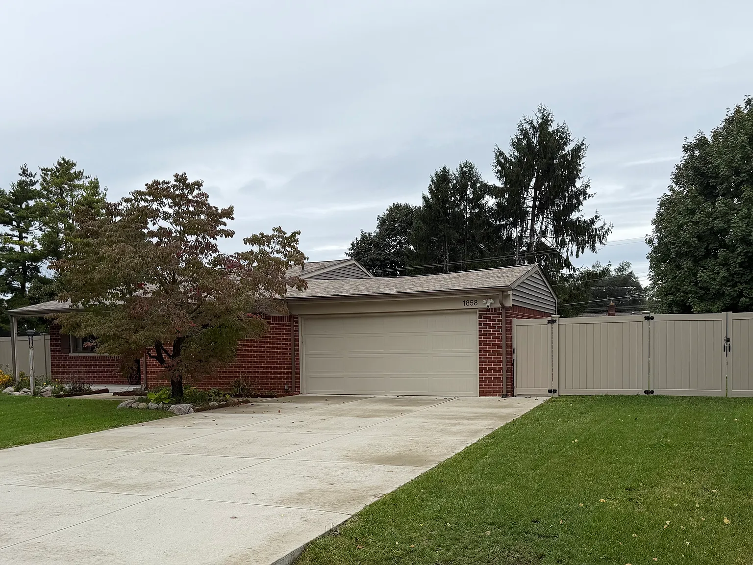 4 bed, 1.5 bath, 2136 sqft, $2,500 — Photo 1