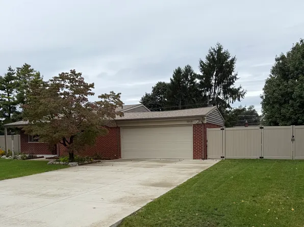 1828 Lerene Dr, Walled Lake, MI 48390