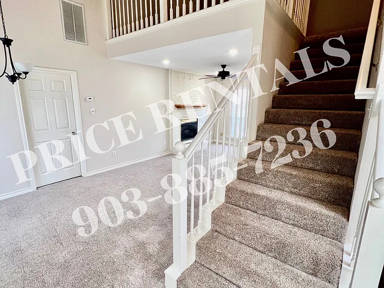 1709 Woodside Ln — Photo 4
