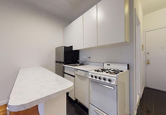 4th image of 349 E 82nd St APT 3R