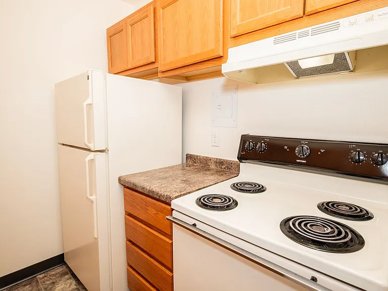 Canterbury Court Apartments — Photo 10