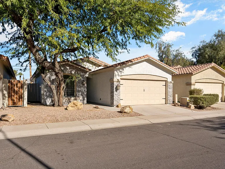 1084 E Susan Ln — Photo 26
