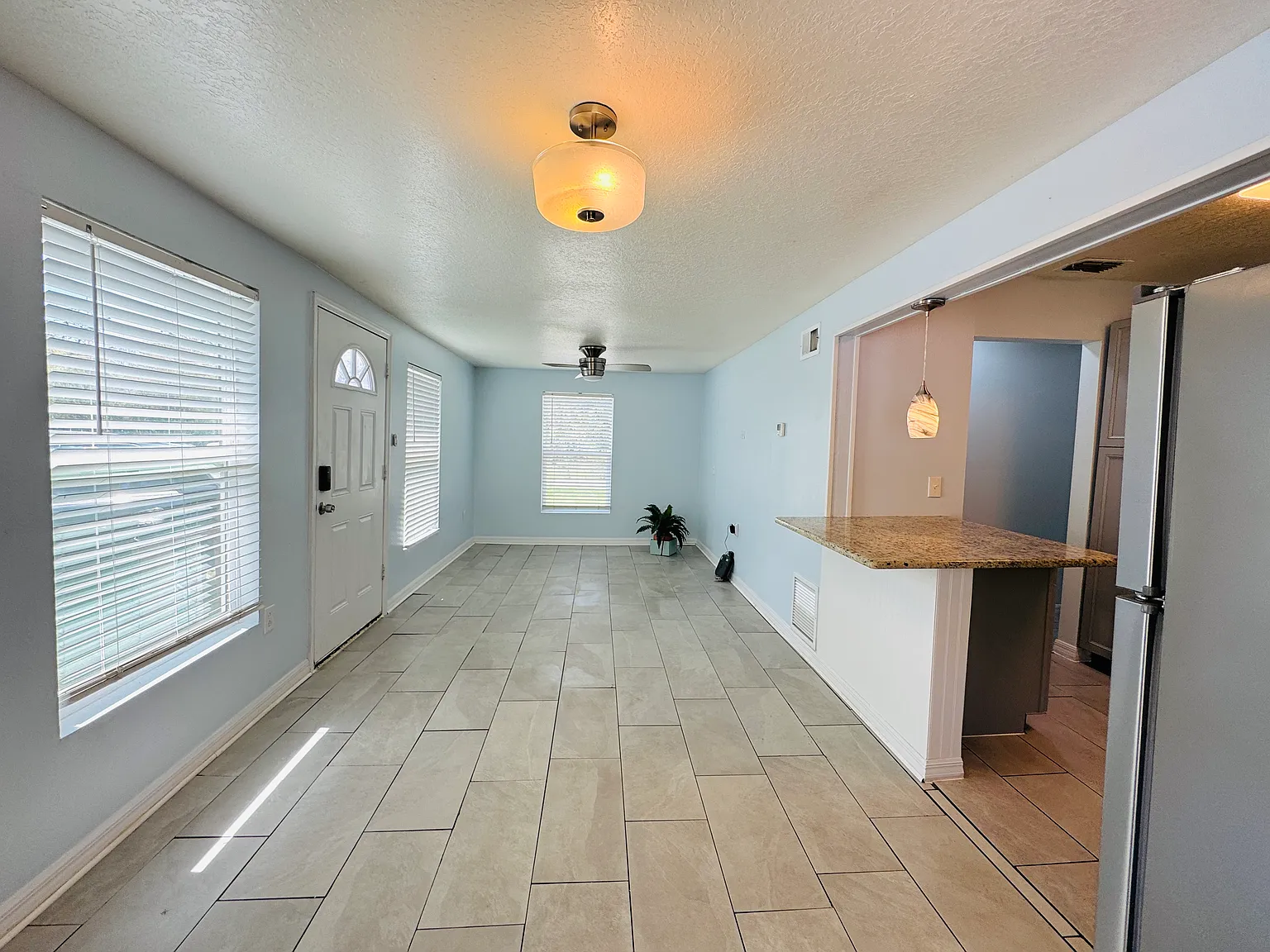 3 bed, 888 sqft, $1,850 — Photo 2