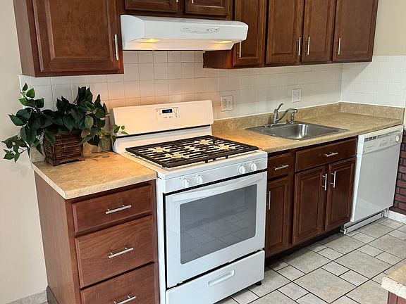 4th image of 15806 Dupage Blvd #75