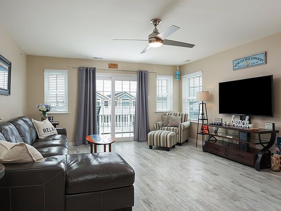 4th image of 327 E 25th Ave #205