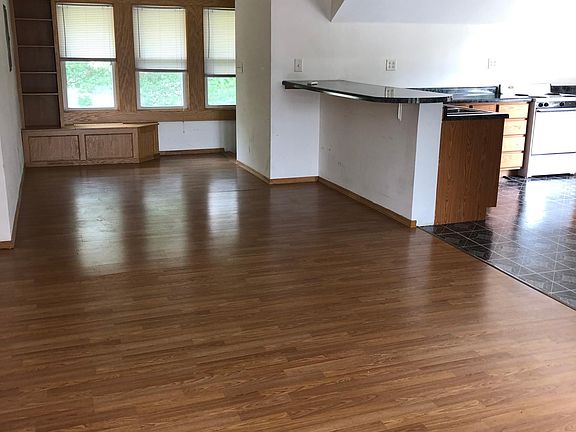 4th image of 1304 N Elm St