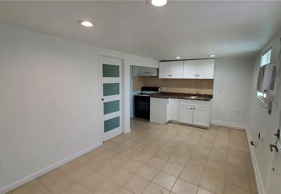 806 1/2 W Bagnall St
