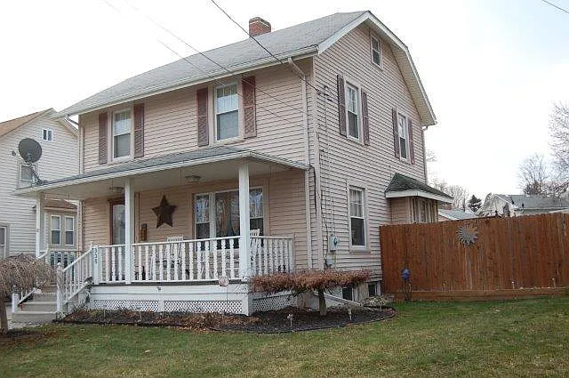 338 Broadway St photo 1