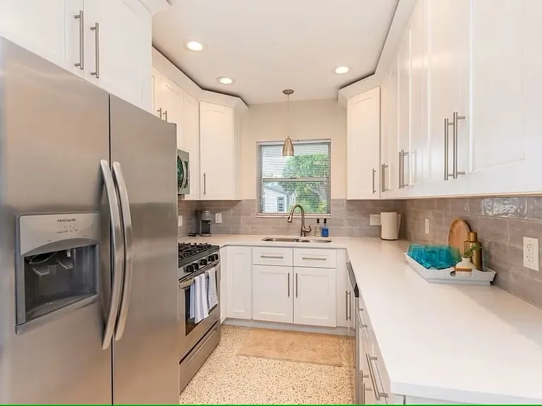 176 SE 27th Pl — Photo 4