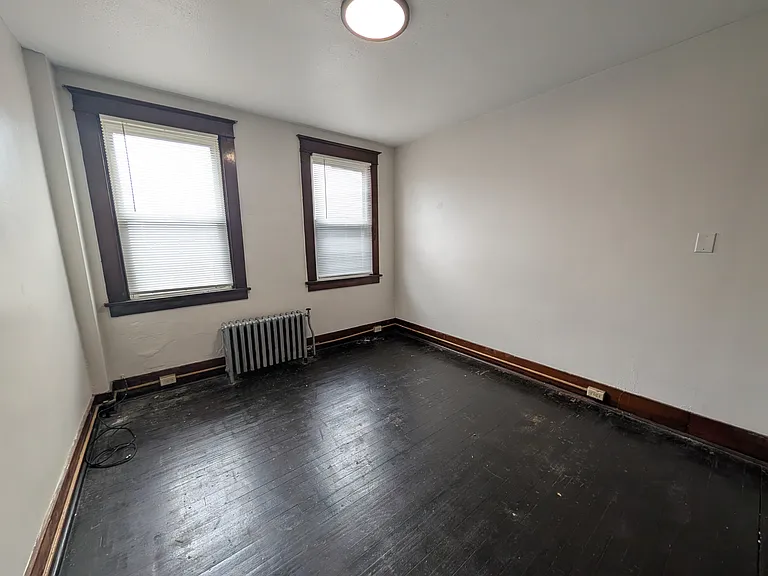 216 Sarah St — Photo 4