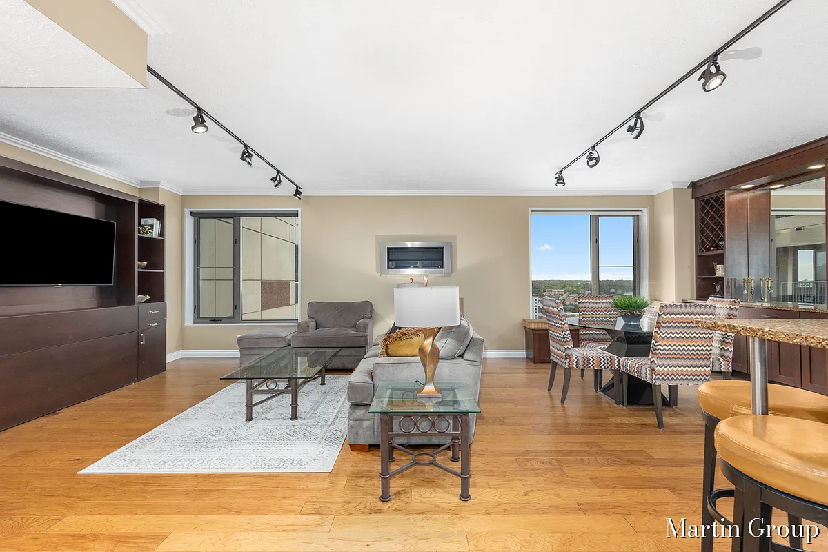 1 bed, 979 sqft, $2,200 — Photo 2