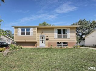 3801 W Warwick Dr, Peoria, IL 61615