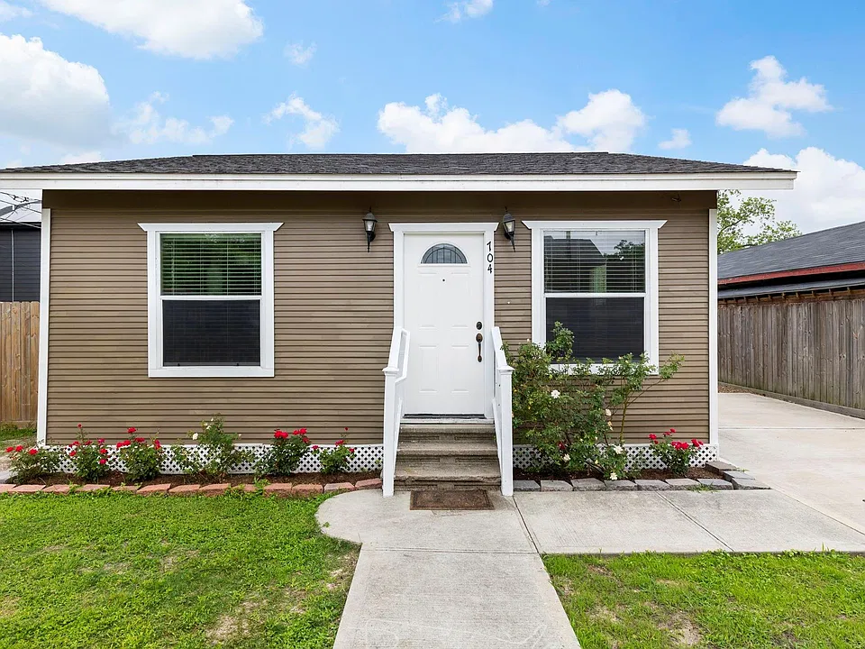 704 Jewett St