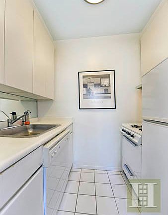 4th image of 63 E 9th St APT 3C
