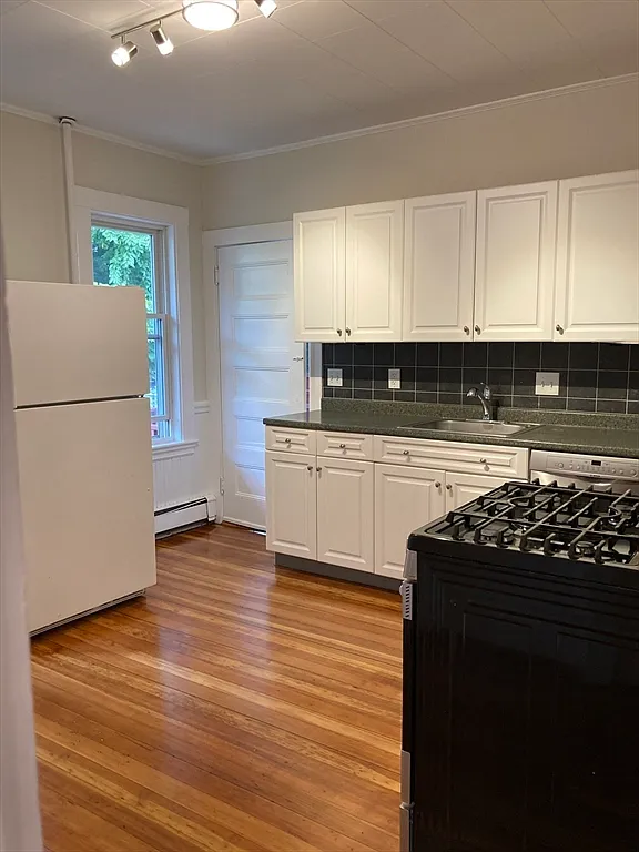 2 bed, 1.0 bath, 1200 sqft, $2,900 — Photo 2