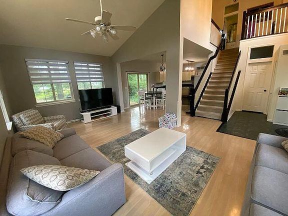 3rd image of 5628 Versailles Ave E