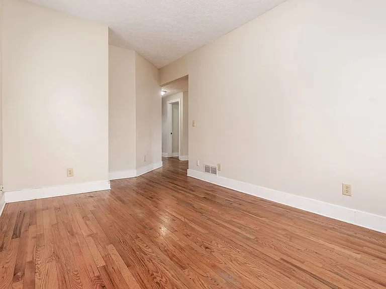 1371 Summit St #C — Photo 6
