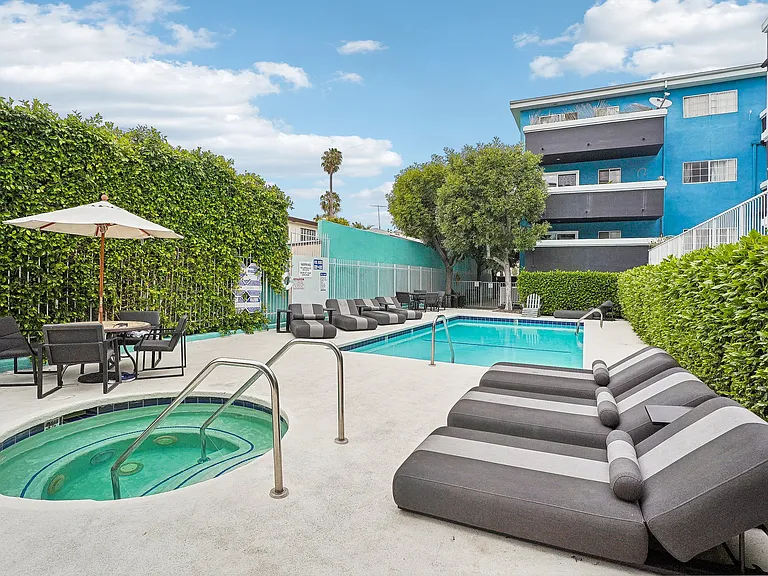 Hollywood Vista — Photo 38
