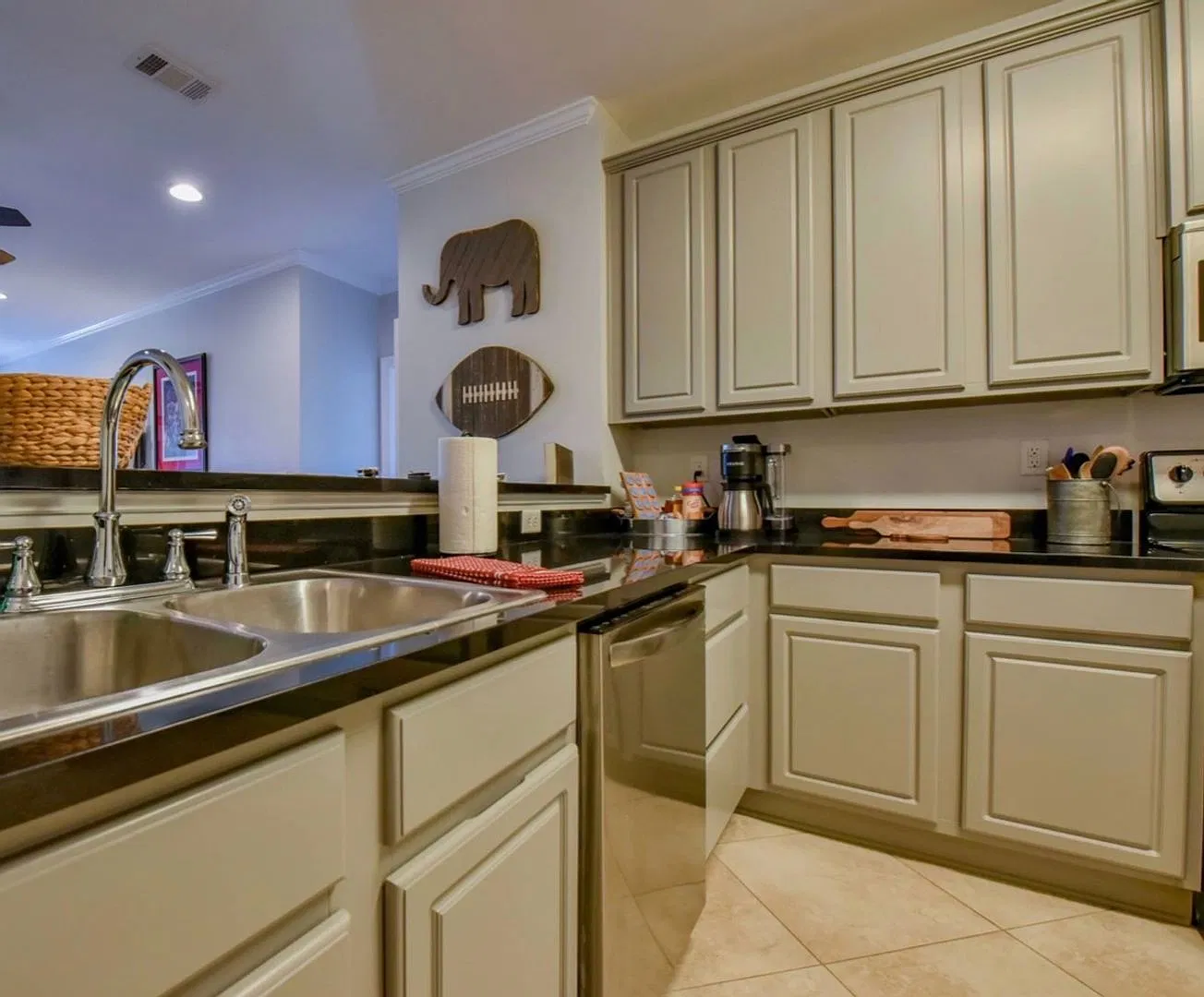 3 bed, 3 bath, furnished — Photo 4