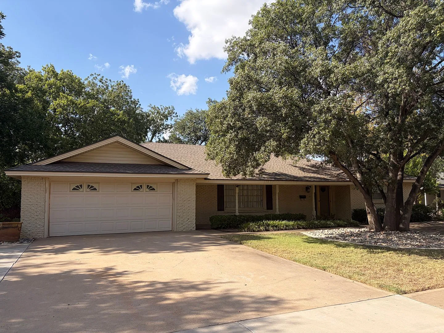 Spacious 4-Bedroom Home for Rent in Lubbock — Photo 2