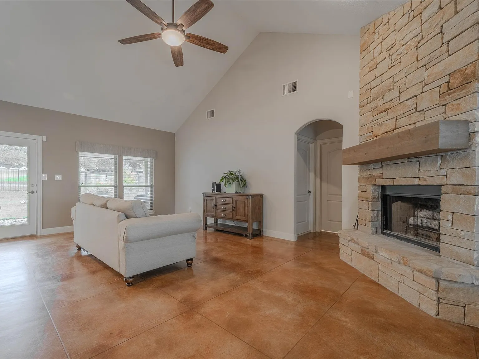 3 bed, 2.0 bath, 1661 sqft, $2,200 — Photo 2
