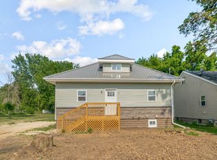 17 5th Ave SW, Oelwein, IA 50662