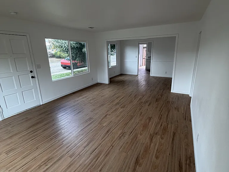 910 E Tulare Ave — Photo 10