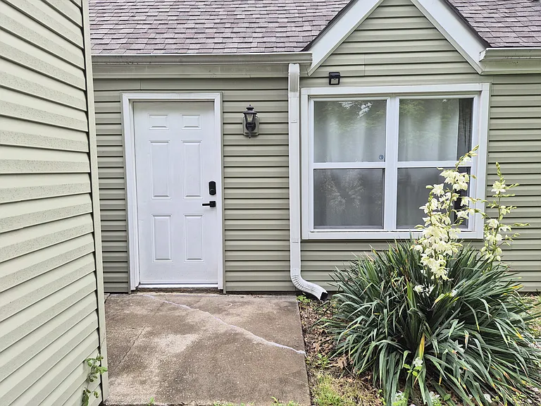 321 Northwood Ln — Photo 2