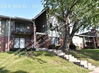 4332 N 94th St #103, Wauwatosa, WI 53222