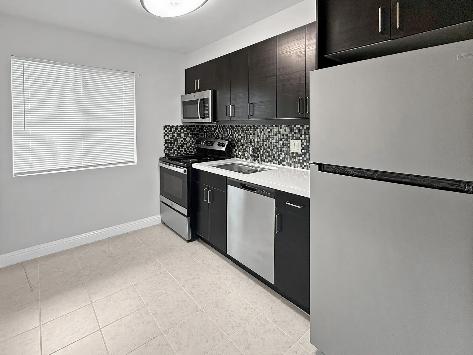 480 Crescent — Photo 3