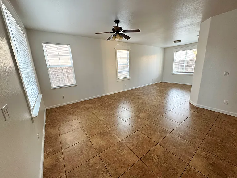 1421 Croydon Ct — Photo 4