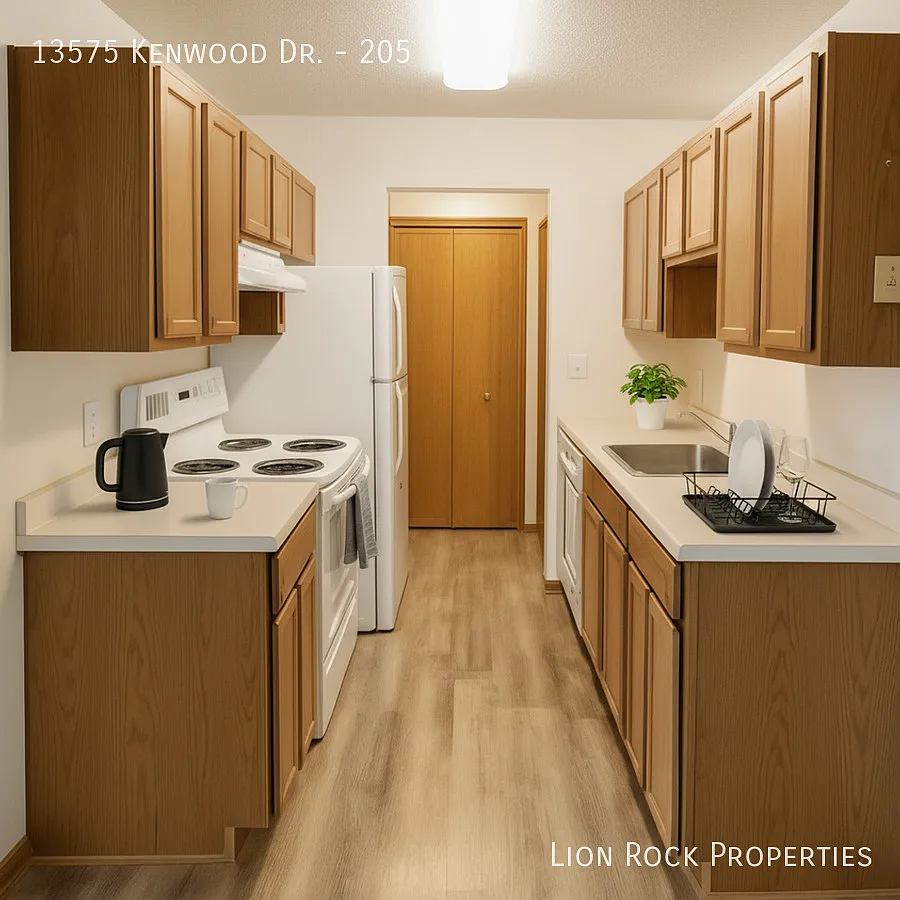 Building Photo - 13575 Kenwood Dr #205