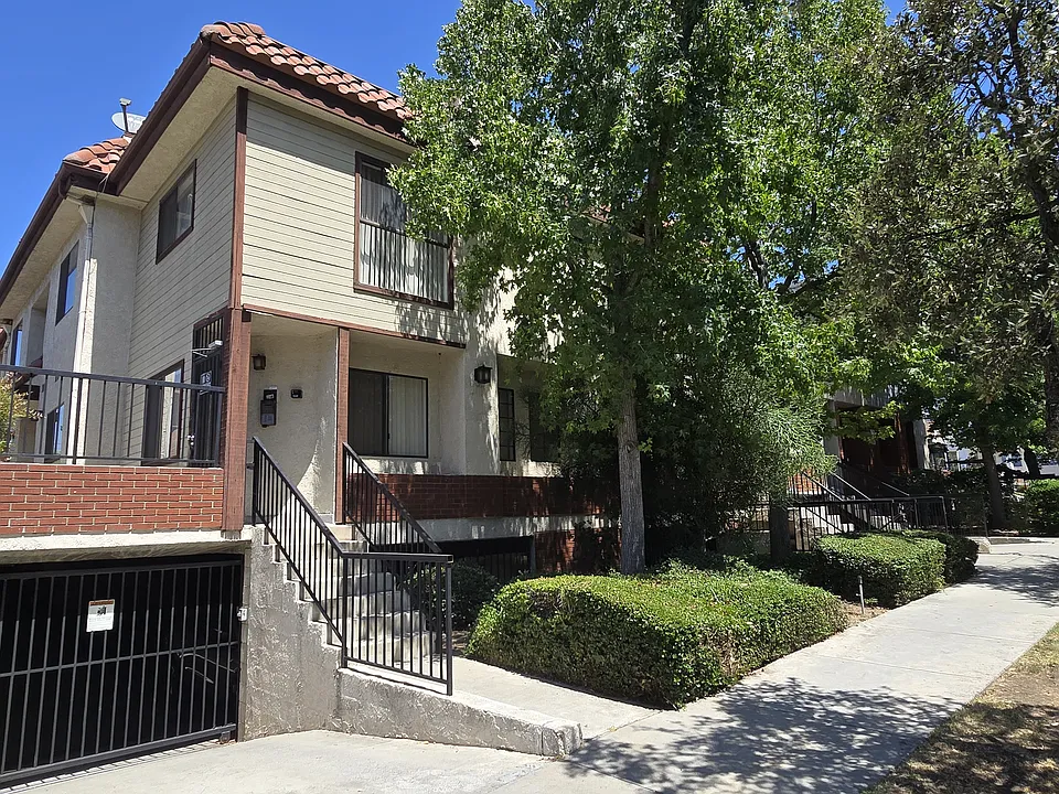 1049 Linden Ave #7