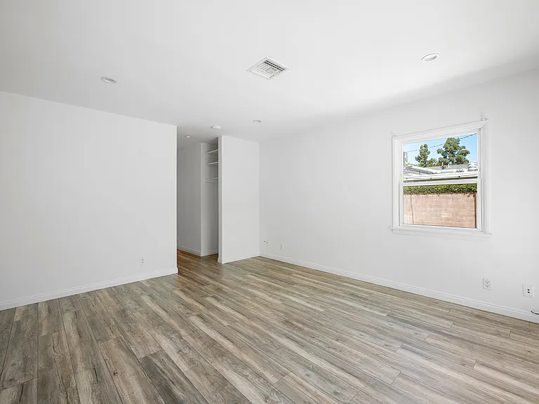 6438 Densmore Ave — Photo 12
