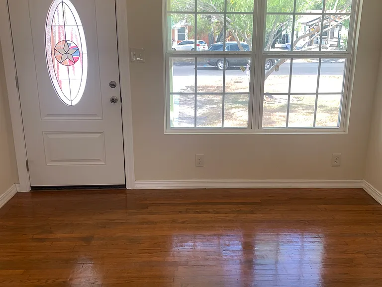 910 E Austin Ave — Photo 12