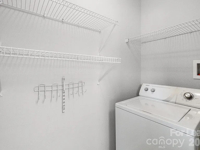 558 Calen Ln — Photo 17